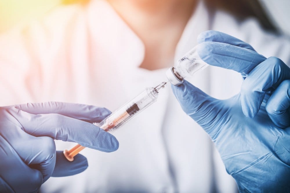 Administration d'un vaccin injectable © Istock