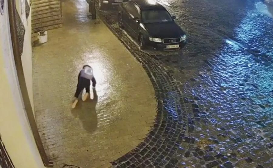 À Kiev, une femme défie... le verglas 2 À Kiev, une brave femme défie... le verglas