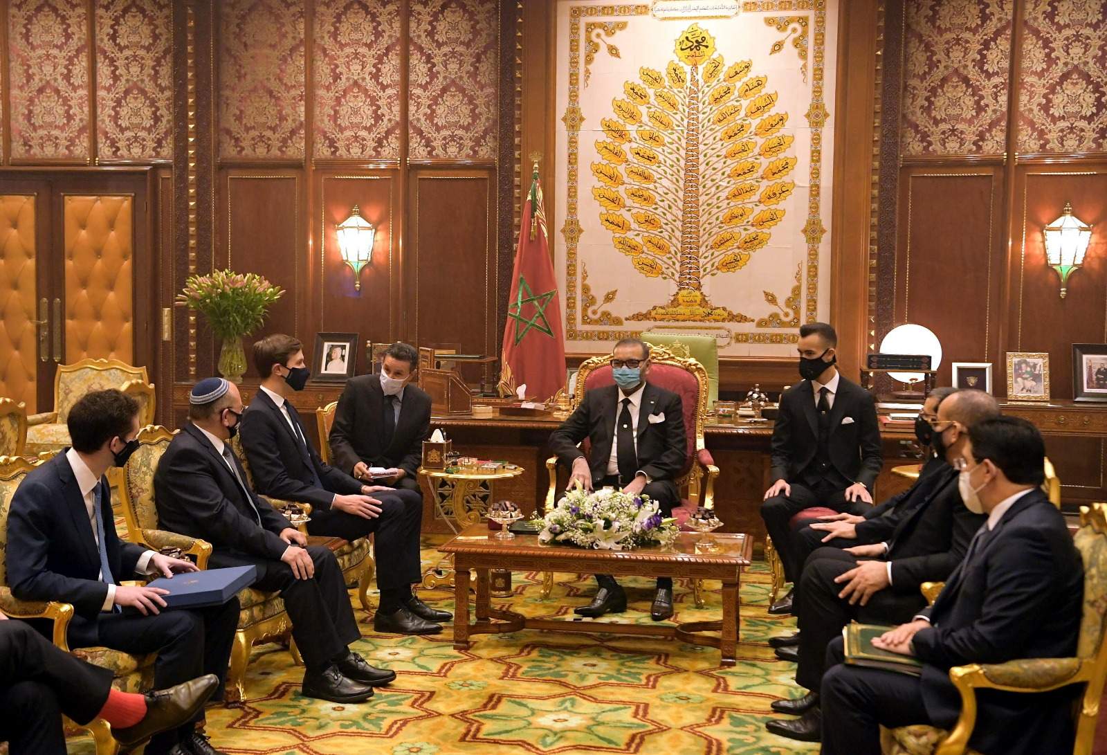 Le roi Mohammed VI a reçu Jared Kushner et Meir Ben-Shabbat au Palais royal de Rabat © DR