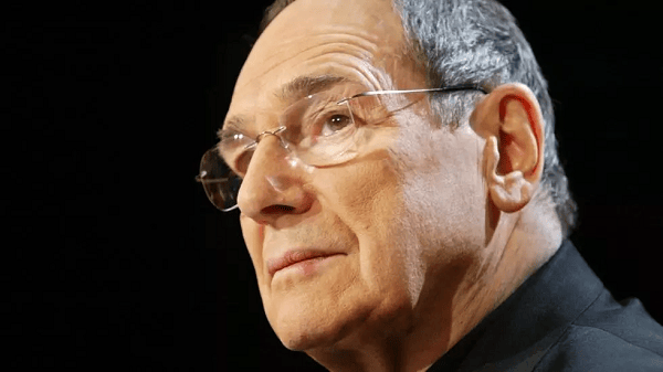 Le metteur en scène et comédien français Robert Hossein