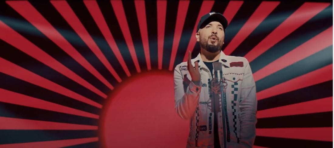 L'artiste Douzi interprétant la chanson 