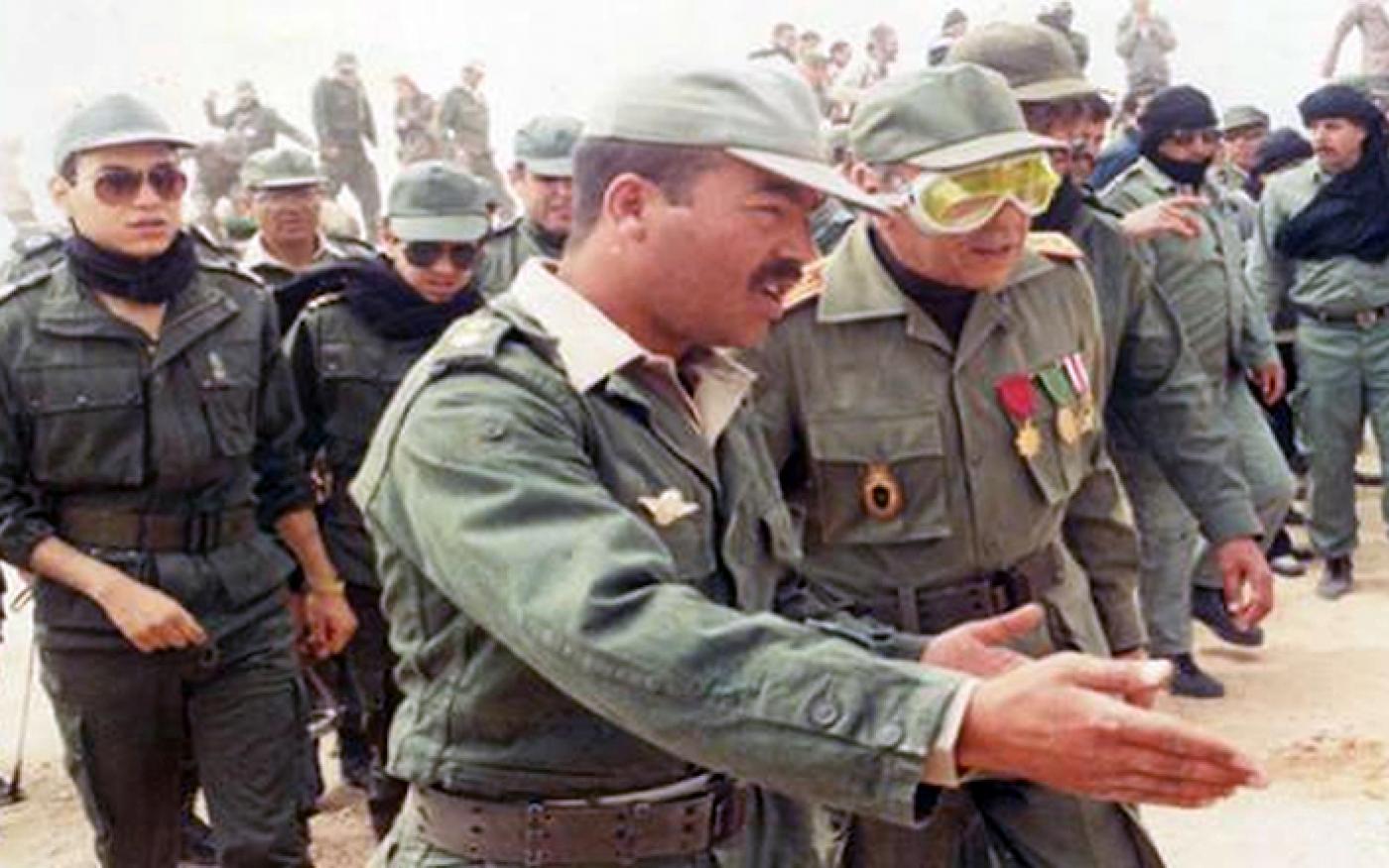 FAR : «En avant, marche !» 2 Feu Hassan II accompagné du Prince héritier Sidi Mohammed et du Prince Moulay Rachid inspectant les troupes positionnées au Sahara dans les années 1980 © DR