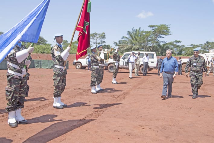 Le Secrétaire général de l'ONU António Guterres passant en revue un détachement 