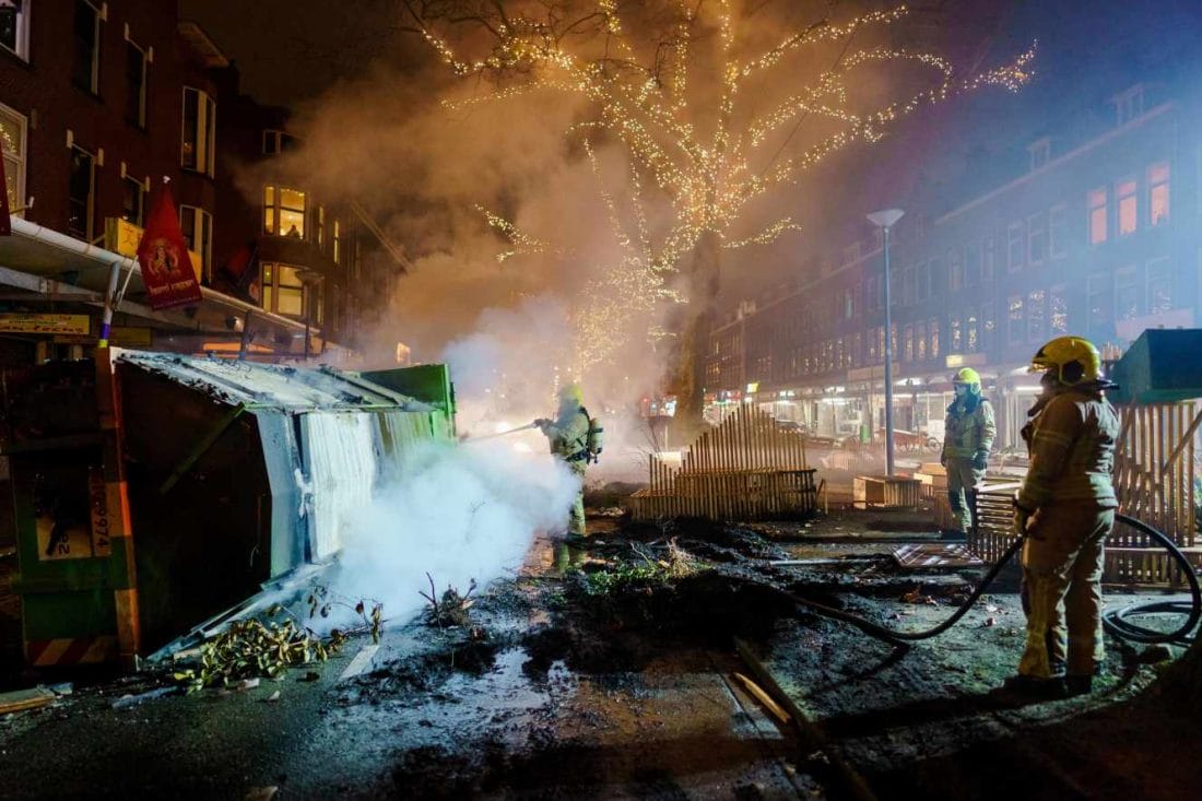 Anti-couvre-feu : 2e nuit d'émeutes aux Pays-Bas 2 Plusieurs véhicules ont été incendiés à Amsterdam par les manifestants anti-couvre-feu