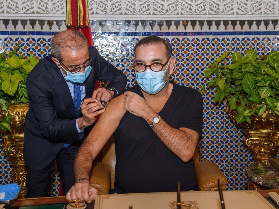 Le roi Mohammed VI se faisant vacciner contre la Covid-19 © DR