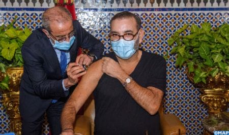 Le roi Mohammed VI se faisant vacciner contre la Covid-19 