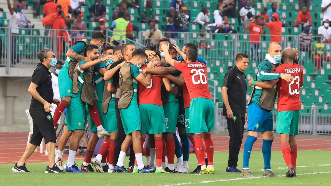 L'équipe du Maroc célébrant le but inscrit par Sofiane Rahimi face à la Zambie, dimanche 31 janvier © AFP