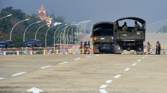 Des soldats bloquant une route allant au parlement birman, à Naypyidaw, après le coup d'État du 1er février 2021 © AFP