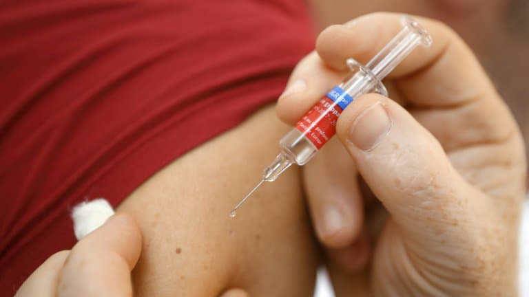 Skhirat-Témara : une enquête ouverte suite à un cas de fraude à la vaccination 2 Une personne se fait vacciner © AFP