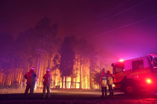 Les pompiers assistent à un incendie à Wooroloo, près de Perth, en Australie, le 1er février 2021 © AP