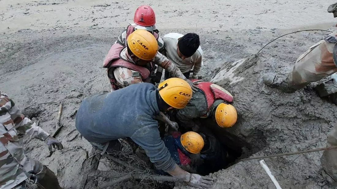 Inde : inondations meurtrières après la rupture d’un glacier de l’Himalaya 2 Une opération de sauvetage à proximité du village de Reni, dans le district de Chamoli, dans l'État de l'Uttarakhand, 7 février 2021. © Indo-Tibetan Border Police (ITBP)/AFP