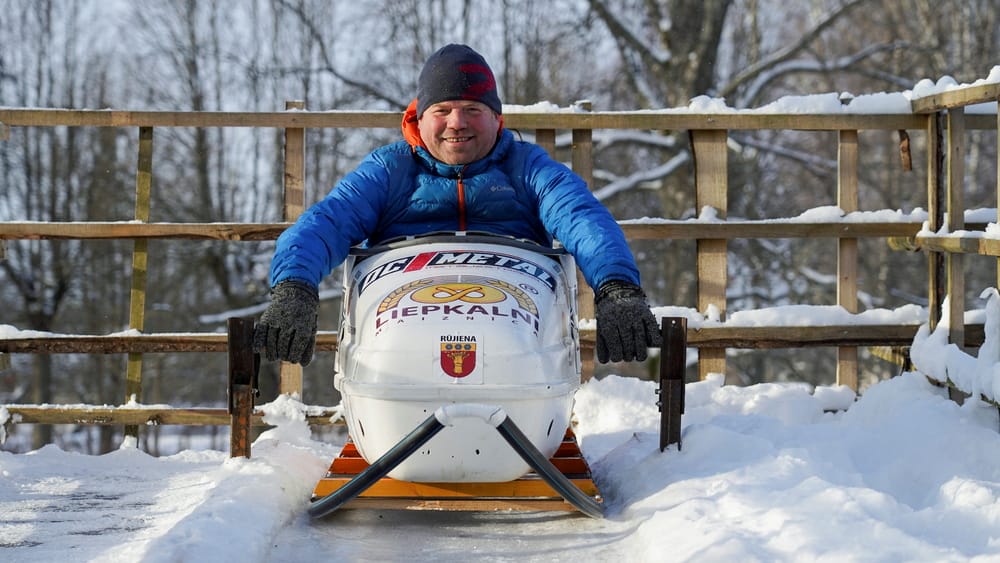 Lettonie : un père offre une piste de luge à ses enfants