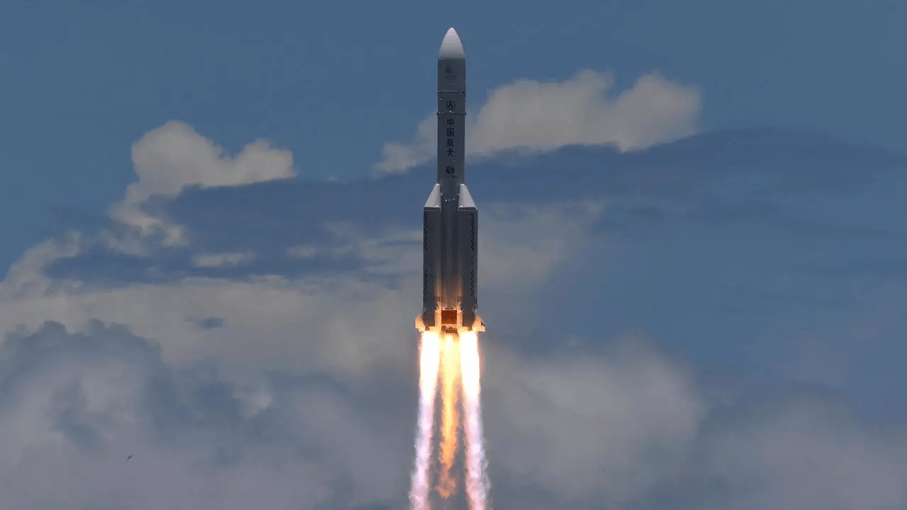 000_1vm9cj Une fusée transportant un orbiteur, un atterrisseur et un rover dans le cadre de la mission Tianwen-1 vers Mars, au centre de lancement spatial de Wenchang, dans le sud de la Chine, le 23 juillet 2020. © AFP