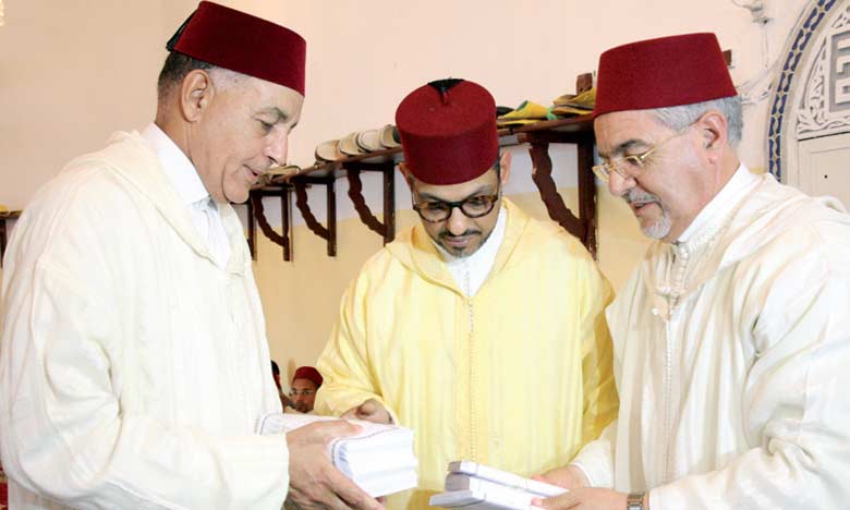 Le chambellan du Roi Mohamed El Alaoui remet un don royal au profit des chorfas et des déclamateurs du Saint Coran en juillet 2016 à Meknès à l’occasion de Laylat Al Qadr (la nuit du destin) © DR