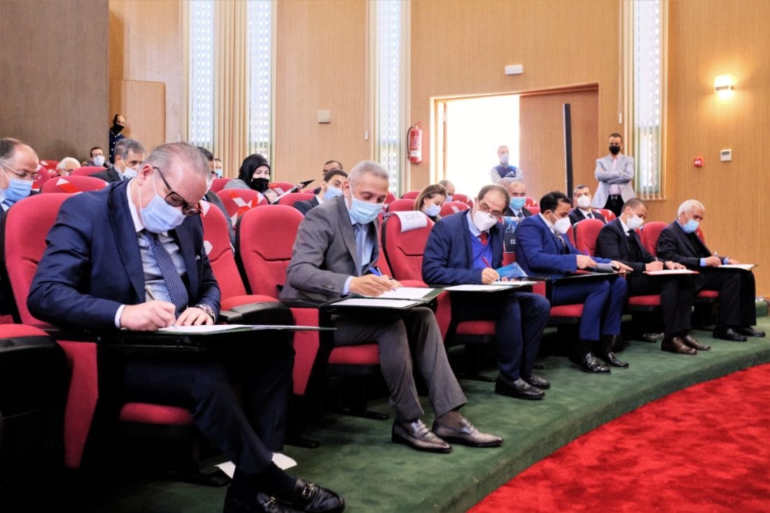 Relance industrielle : 52 conventions d’investissement signées 2 52 conventions d’investissement pour un montant global de 4,2 milliards de DH (MMDH) ont été signées lors d’une cérémonie présidée par le ministre de la tutelle, Moulay Hafid Elalamy