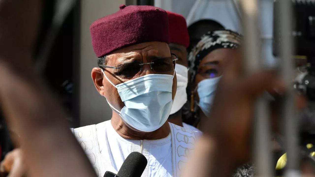 Mohamed Bazoum, candidat du parti au pouvoir, s'adresse aux médias à Niamey le 21 février 2021 © AFP