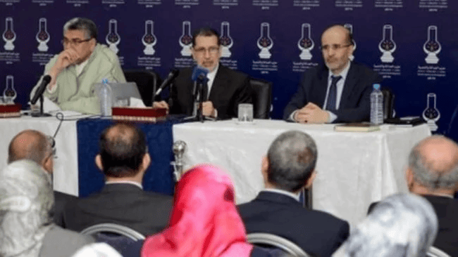 PJD : El Otmani jette l’éponge 2 Saad Dine El Otmani, SG du PJD entouré d'El Mostapha Ramid et de Idriss El Azami El Idrissi
