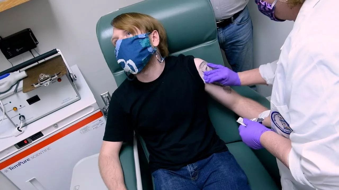 Un participant à un essai de vaccin développé par Pfizer et BioNTech, à l'Université du Maryland, à Baltimore, le 24 mai 2020 © Reuters