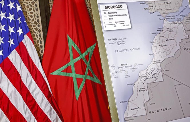 Les USA félicitent le Maroc pour le succès des élections 2 Les drapeaux des États-Unis et du Maroc à côté d’une carte du département d’État américain reconnaissant la souveraineté du royaume chérifien sur le Sahara occidental, à Rabat, le 12 décembre 2020 © AFP