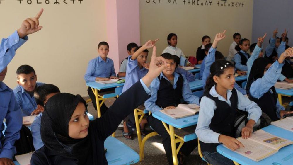 Le ministère de l’Éducation rend hommage aux femmes et jeunes filles 2 Des élèves lèvent la main lors d'un cours amazigh, le 27 septembre 2010 à Rabat