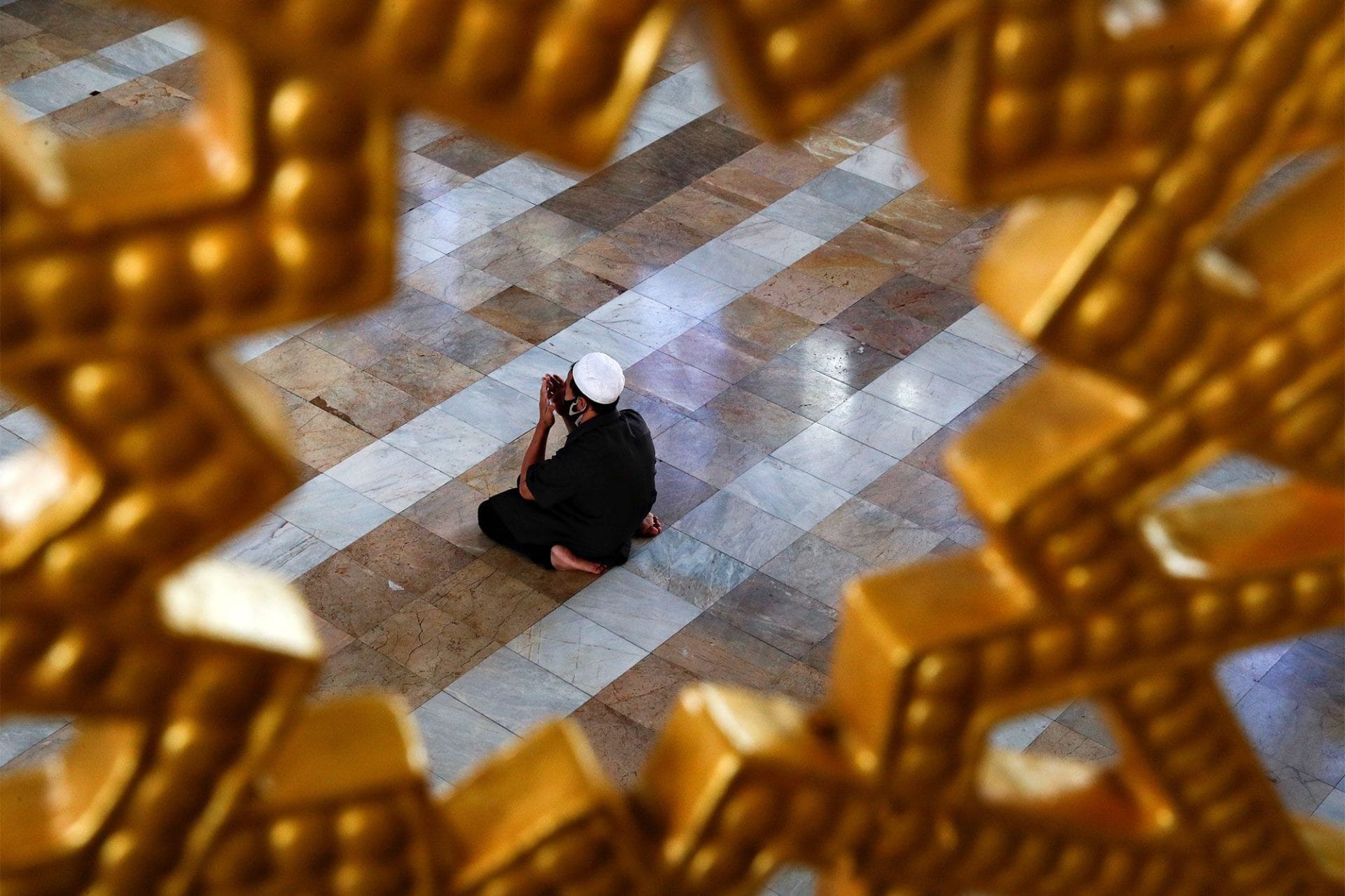 Un homme musulman portant un masque prie dans une mosquée au premier jour du Ramadan, à Bangkok, en Thaïlande © Reuters