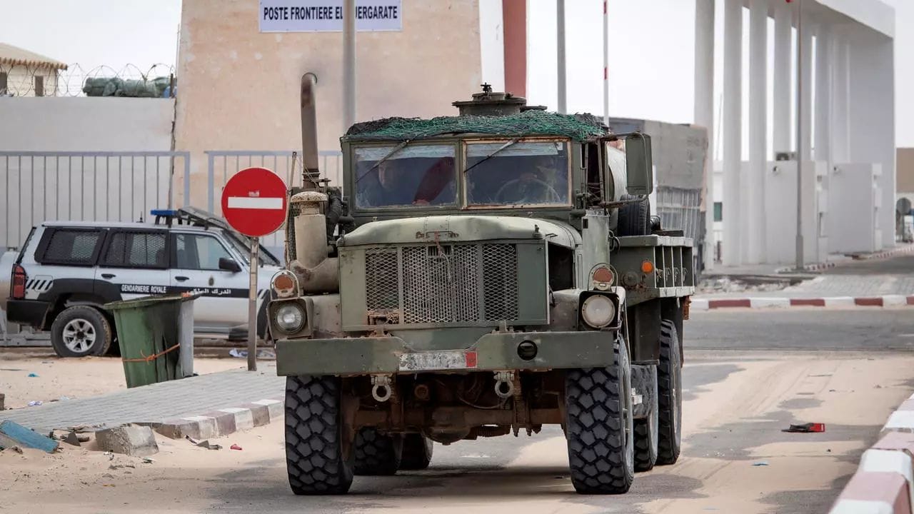 Un véhicule de l'armée marocaine à Guerguerat, au Sahara, le 26 novembre 2020 © Fadel Senna, AFP