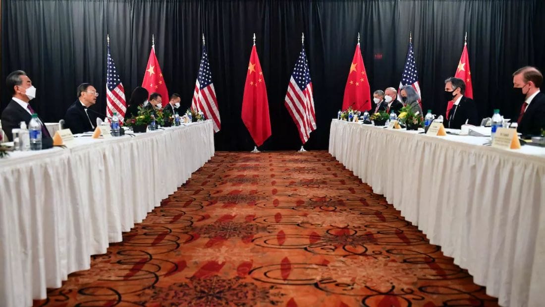 USA-Chine : les tensions persistent sous l'administration Biden 2 L'équipe américaine face à l'équipe chinoise lors d'une rencontre en Alaska, le 18 mars 2021. © Frederic J. Brown, AFP