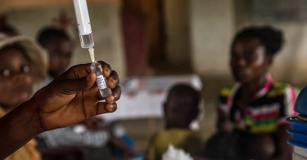 Rejet du vaccin d'AstraZeneca développé en Inde : l'indignation de COVAX 2 Trump Biden