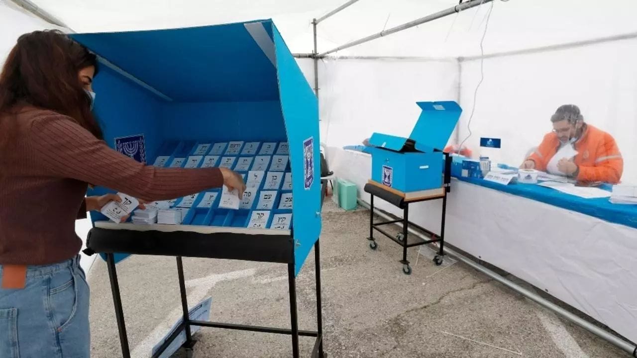 Une femme vote dans un bureau de vote à Jérusalem pour les quatrièmes législatives en deux ans en Israël, le 23 mars 2021 © Emmanuel Dunand, AFP