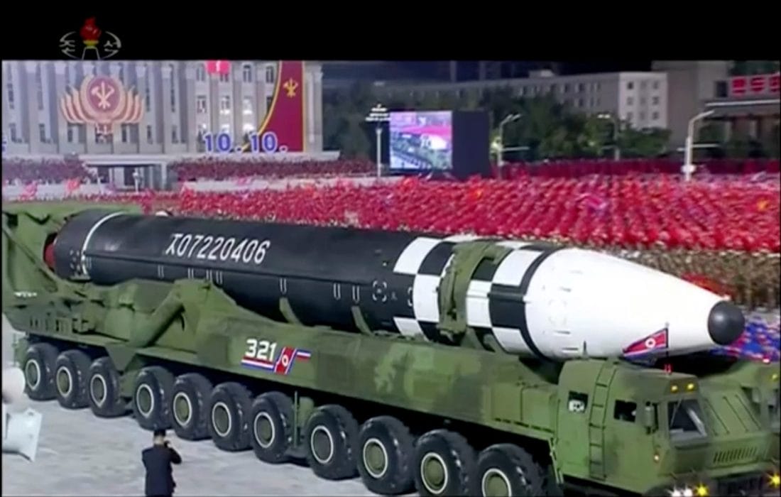 Corée du Nord : lancement de deux missiles balistiques 2 Image tirée d'une vidéo diffusée par l'agence nord-coréenne Kcna, le 10 octobre 2020, montrant ce qui semble être le nouveau missile balistique intercontinental géant dévoilé par la Corée du Nord lors d'un défilé militaire à Pyongyang © 2019 AFP