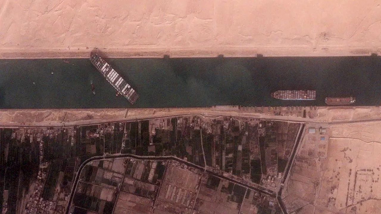 Le porte-conteneurs Ever Given bloque le canal de Suez en Égypte depuis le 23 mars 2021 © Reuters