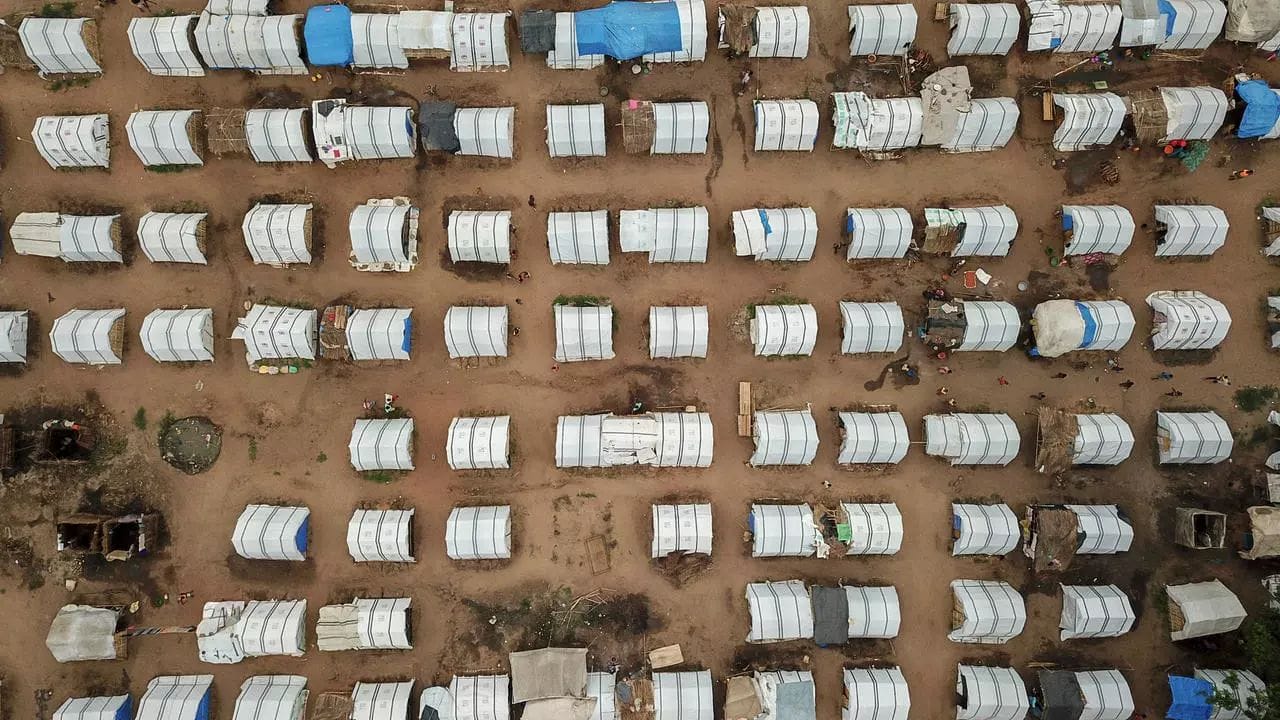 Des maisons temporaires dans le centre agraire pour les personnes déplacées de Napala, au nord du Mozambique, le 24 février 2021 © AFP