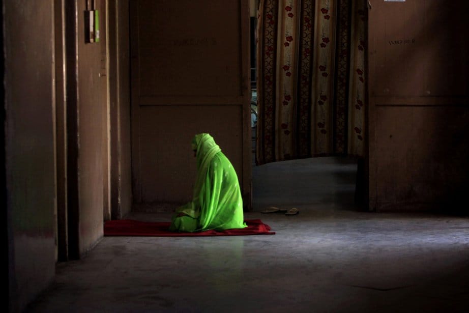 Une femme prie lors du ramadan © AFP