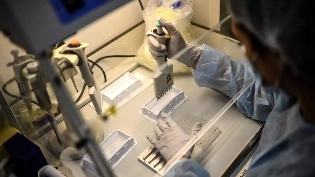 Une technicienne étudie le génome de la Covid-19 et de ses variants à l'Institut Pasteur. Paris, le 21 janvier 2021 © AFP