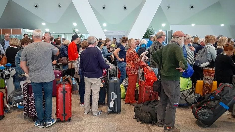 Des passagers attendent leurs vols à l’aéroport de Marrakech, le 15 mars 2020 © AFP