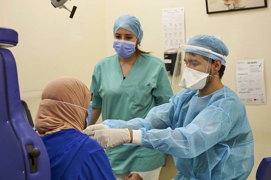 Covid-19 : hausse constante du nombre de contaminations 2 Plus de 9000 cas de contamination ont été recensés ce mercredi 28 juillet 2021 © Abdeljalil Bounhar/AP/SIPA