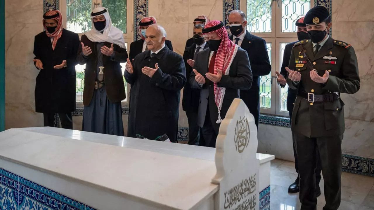 Les membres de la famille royale jordanienne ont prié dans le mausolée où sont enterrés trois rois, le 11 avril 2021 © AFP