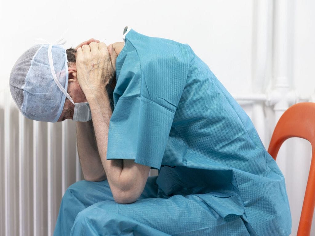 Covid-19 : comme partout dans le monde, les soignants de France sont dépassés