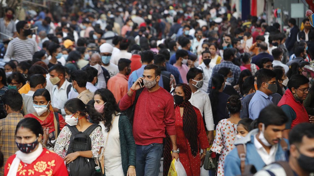 Les gens se pressent sur un marché pour faire des achats avant le festival de Diwalli à New Delhi, en Inde, jeudi 12 novembre 2020 © Manish Swarup/AP/SIPA