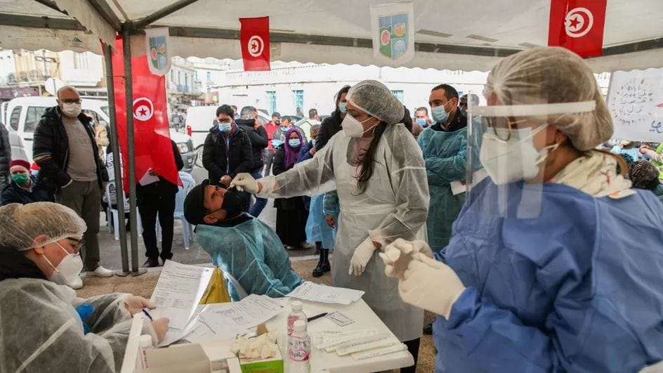 Un médecin recueille des échantillons pour des tests Covid-19 dans une rue du gouvernorat de l’Ariana, à 6 km de la capitale Tunis, le 8 janvier 2021 © Nurphoto