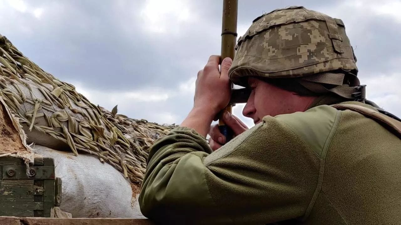 Des soldats de l'armée ukrainienne sur une position avancée fortifiée, au nord de Donetsk, à 600 mètres des premières tranchées séparatistes pro-russes, le 17 avril 2021 © RFI