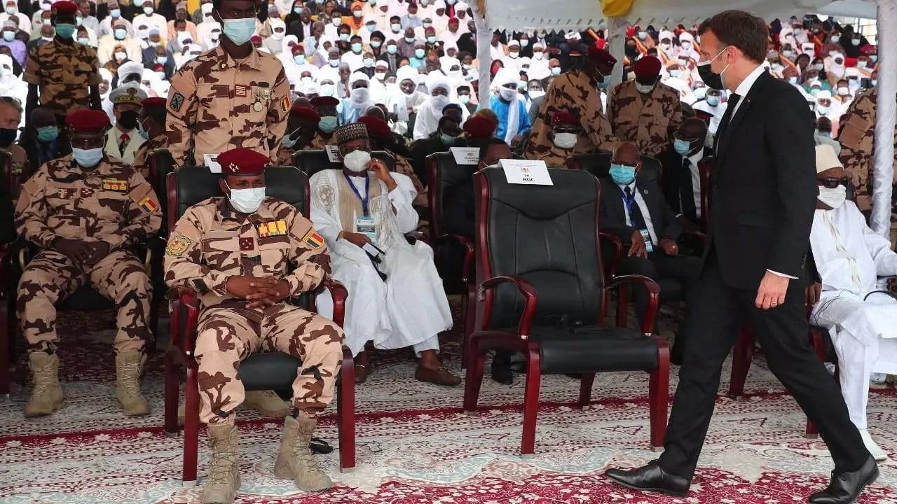 Le président français, Emmanuel Macron, devant le nouveau chef de l'État tchadien, Mahamat Idriss Deby, alors qu'il arrive pour assister aux funérailles d'État du président tchadien, Idriss Déby, à N'Djaména au Tchad, le 23 avril 2021 © Christophe Petit Tesson, AFP