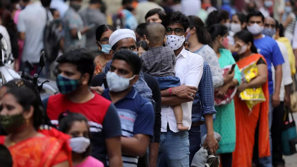 Des gens faisant la queue pour entrer dans un supermarché, le 4 avril 2021, à Bombay en Inde. ©️ REUTERS/Francis Mascarenhas