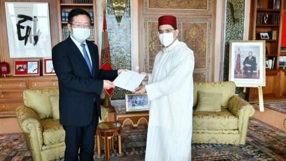 Li Changlin, nouvel ambassadeur de la Chine au Maroc, présentant la copie figurée de sa lettre de créance à Nasser Bourita, ministre des Affaires étrangères © DR