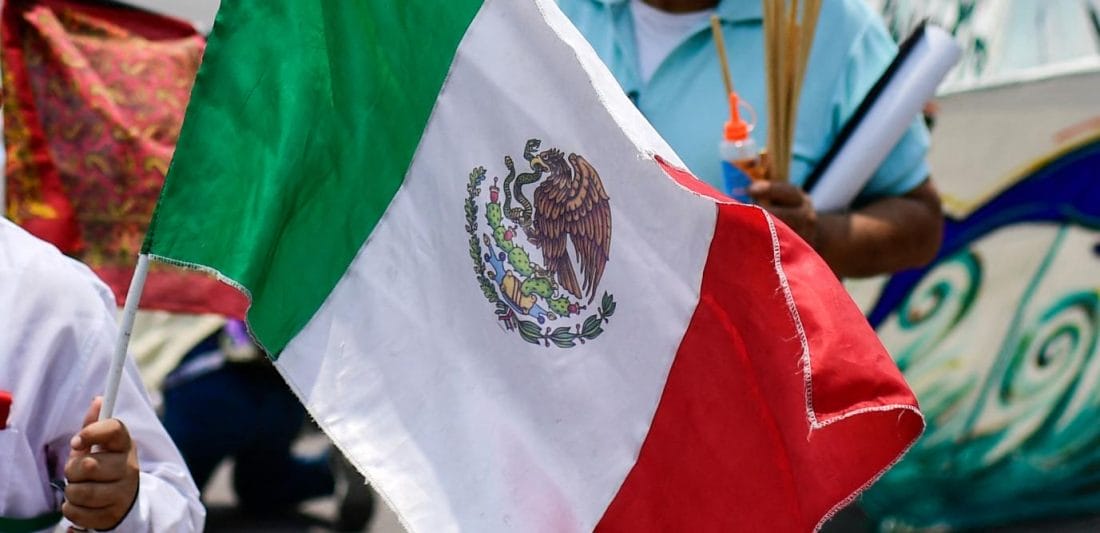 Le Mexique demande officiellement pardon au peuple maya 2 Un drapeau mexicain lors d’une manifestation, à Mexico le 2 mai © AFP