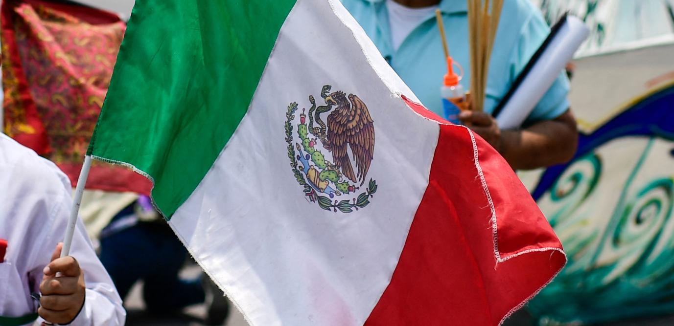 Un drapeau mexicain lors d’une manifestation, à Mexico le 2 mai © AFP