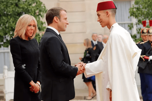 Moulay El Hassan, l’apprentissage d’un futur roi 1 Le prince Moulay El Hassan du Maroc avec Emmanuel et Brigitte Macron à Paris, le 30 septembre 2019 © Reuters