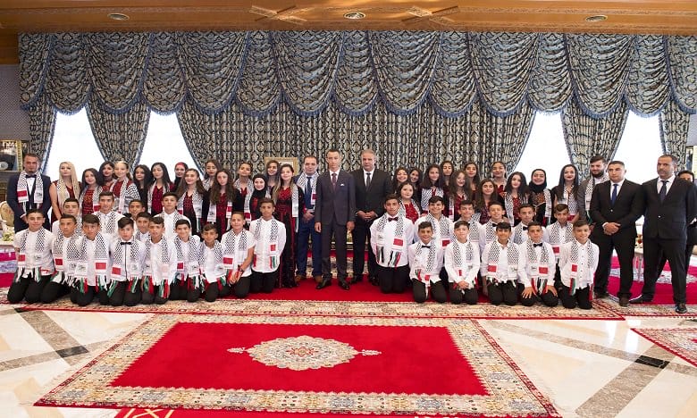 Moulay El Hassan, l’apprentissage d’un futur roi 2 Moulay El Hassan reçoit des enfants d’Al Qods