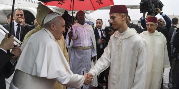 Moulay El Hassan, l’apprentissage d’un futur roi 7 Le prince héritier Moulay El Hassan (droite) saluant le pape François, samedi 30 mars 2019 à Rabat © Fadel Senna/AP/SIPA