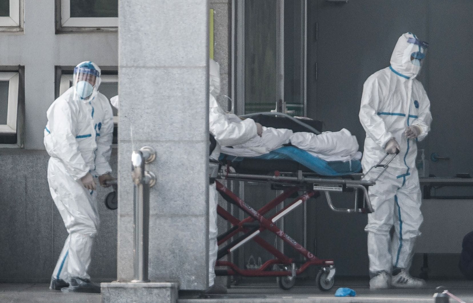 Des membres du personnel médical transportent un patient à l'hôpital de Jinyintan, où des patients infectés par un mystérieux virus semblable au SRAS sont traités, à Wuhan, dans la province centrale du Hubei en Chine, le 18 janvier 2020 © AFP